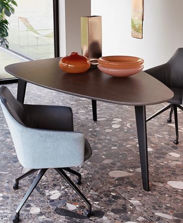Moderne Leolux Bondi eettafel met hout blad en zwart onderstel – stijlvolle eetkamertafel