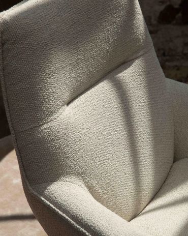 Detail van het stof op de Gigi fauteuil van Cartel Living, licht beige bouclé
