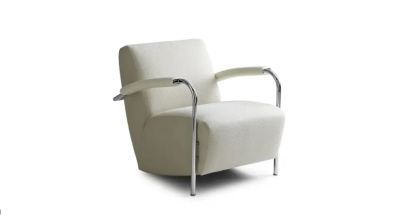Modern wit leren fauteuil met chromen armleuningen.