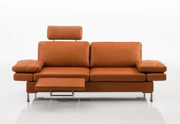 2-zits Alba van Brühl in cognac leder, met hoofdsteunen en voetensteun, de armleuningen liggen plat