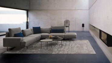 Designbank Upper van Papadatos in moderne betonwoning