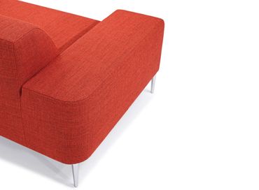 Armleuning van het model Ellen van Koozo, rode stof