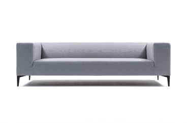 Rechte minimalistisch bank op pootjes, Sara-Louise in Koozo