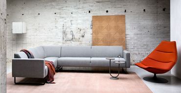 Grijze hoekzetel Mare van Artifort, strak, tijdloos, modern, F500 fauteuil in een rode stof