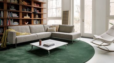 Mare bank van Artifort met losse rugkussens in een grijze stof, tijdloos, design, modern interieur