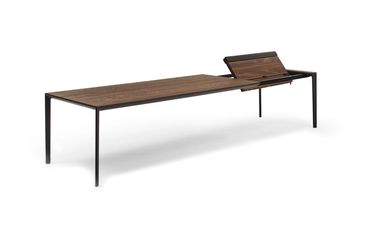 Shift uitschuifbare tafel van Arco in massief hout met slank blad en elegant onderstel, modern Neder