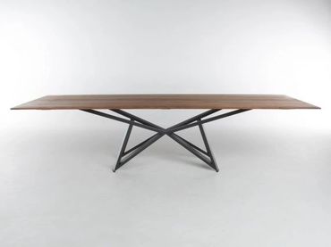 Bert Plantagie Stella eetkamertafel met massief houten blad en strak metalen onderstel, modern desig