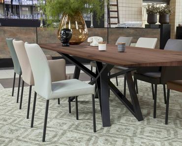 Gezellige eetruimte met Bert Plantagie Stella tafel, perfect voor familiediners en bijeenkomsten