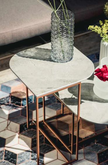 Bijzettafeltje Taj Mahal van Bert Plantagie met een dekton blad en roestkleurig onderstel