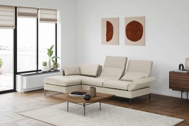 Beige zetel Tomo van Brühl, ruggen kunnen opengeklapt worden en naar achter, compact en comfort