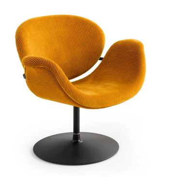Iconische Tulip fauteuil van Artifort, ontworpen door Pierre Paulin, in okergele ribstof.
