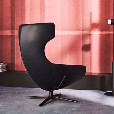 Zijaanzicht van de Caruzzo fauteuil van Leolux in zwart leder