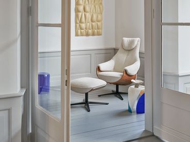 De Cream stoel brengt elegantie en modern comfort samen in een tijdloos design