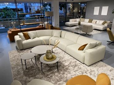 Modulaire design bank met een ronde hoek in een beige stof