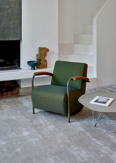 Scylla fauteuil van Leolux in een groene stof, armleuing in cognac leder, design, eyecatcher