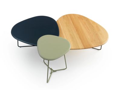 Drie moderne, asymmetrische salontafels in verschillende kleuren en materialen.