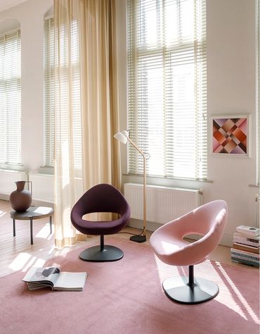 Een uitnodigende leeshoek met de Shark fauteuil van Artifort naast een vloerlamp