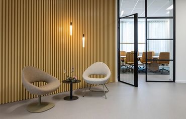 De Shark fauteuil van Artifort straalt comfort en elegantie uit in een modern interieur.