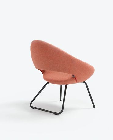 Artifort Shark stoel met afgeronde rug en royale zitting in zacht roze stof.