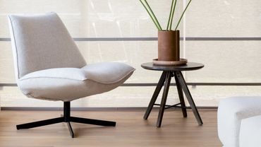 De Smile fauteuil van Cartel Living in een beige stof en een 4-teens voet