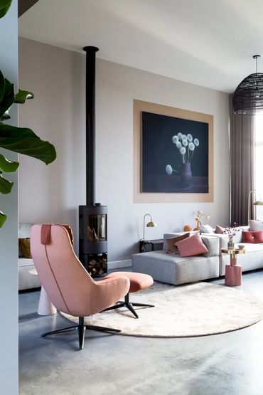 Spot fauteuil met hocker in modern interieur