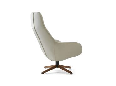 Zijaanzicht van de Spot fauteuil van Pode (Leolux)