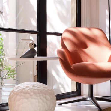 Compacte en comfortabele Spot fauteuil van Pode met ronde vormen