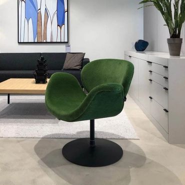 Ronde, vloeiende lijnen – de Tulip Midi fauteuil in een groene stof voor een moderne woonkamer