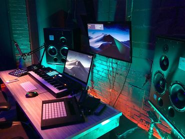 Rent Recording Studios in Hollywood, Los Angeles.. Sessions, Writing, Engineer, Mixing, Mastering.