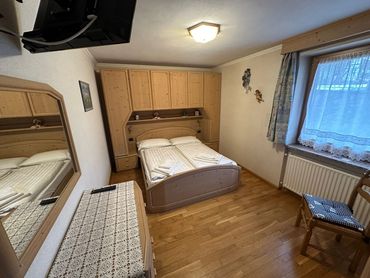 Camera matrimoniale stile alpino Ground floor double room in alpine style Doppelzimmer im Alpenstil