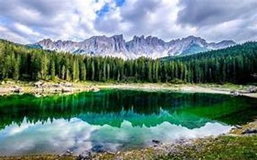 Il Lago di Carezza, un gioiello delle Dolomiti Lake Carezza, Karersee – ein Juwel der Dolomiten