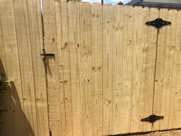 Wood privacy fence with gate and black hardware installed in Myrtle Beach.