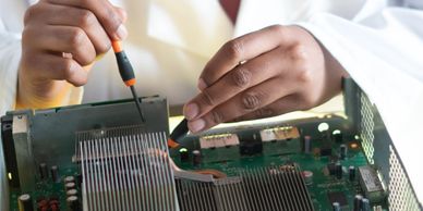 Endüstriyel tip UPS güç kaynağı cihazının kabin tipi ürün görseli