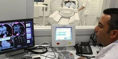 Endüstriyel tip UPS güç kaynağı cihazının kabin tipi ürün görseli