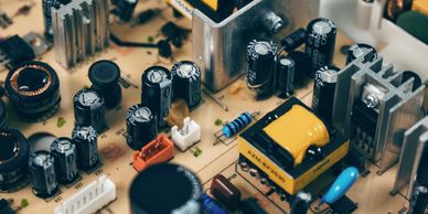 Endüstriyel tip UPS güç kaynağı cihazının kabin tipi ürün görseli