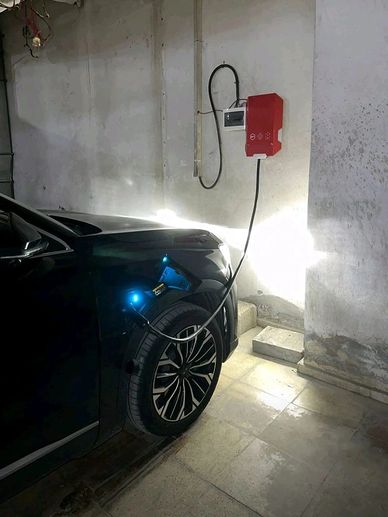 Elektrikli araçlar için kurulmuş modern bir araç şarj istasyonu görseli.