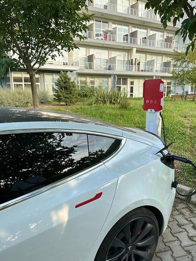 Elektrikli araçlar için kurulmuş modern bir araç şarj istasyonu görseli.