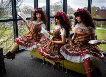 Model shot: Duplicate.
Model Raquel posing in indoor atrium.
