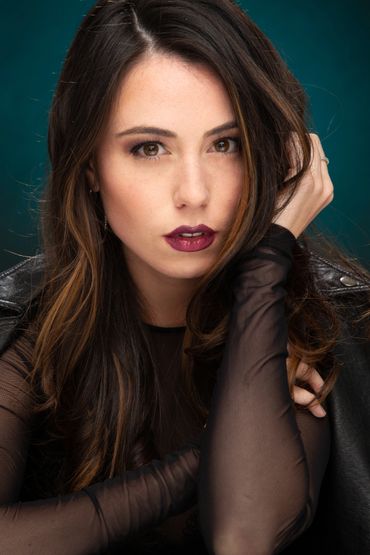 Model shot: Posing For Close-Up Portraiture in Blue studio setting 2.
Model Marissa.