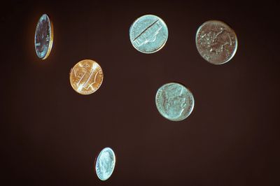 monedas en el aire sobre un fondo marrón