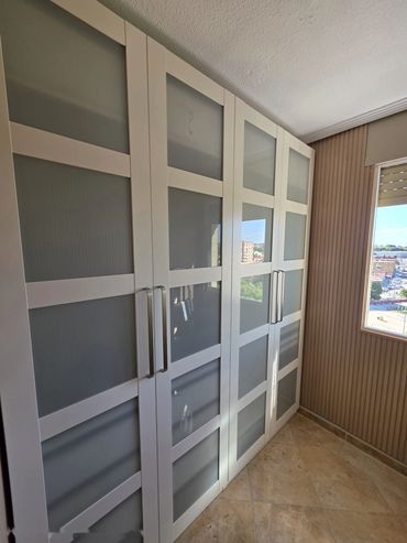 montaje armario blanco con puertas translucidas ensambla partners