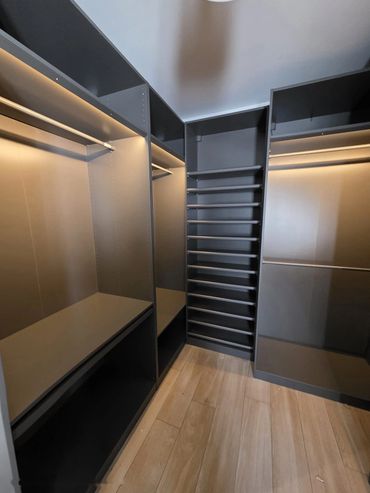 montaje vestidor con esquinero gris oscuro e iluminacion interior ensambla partners