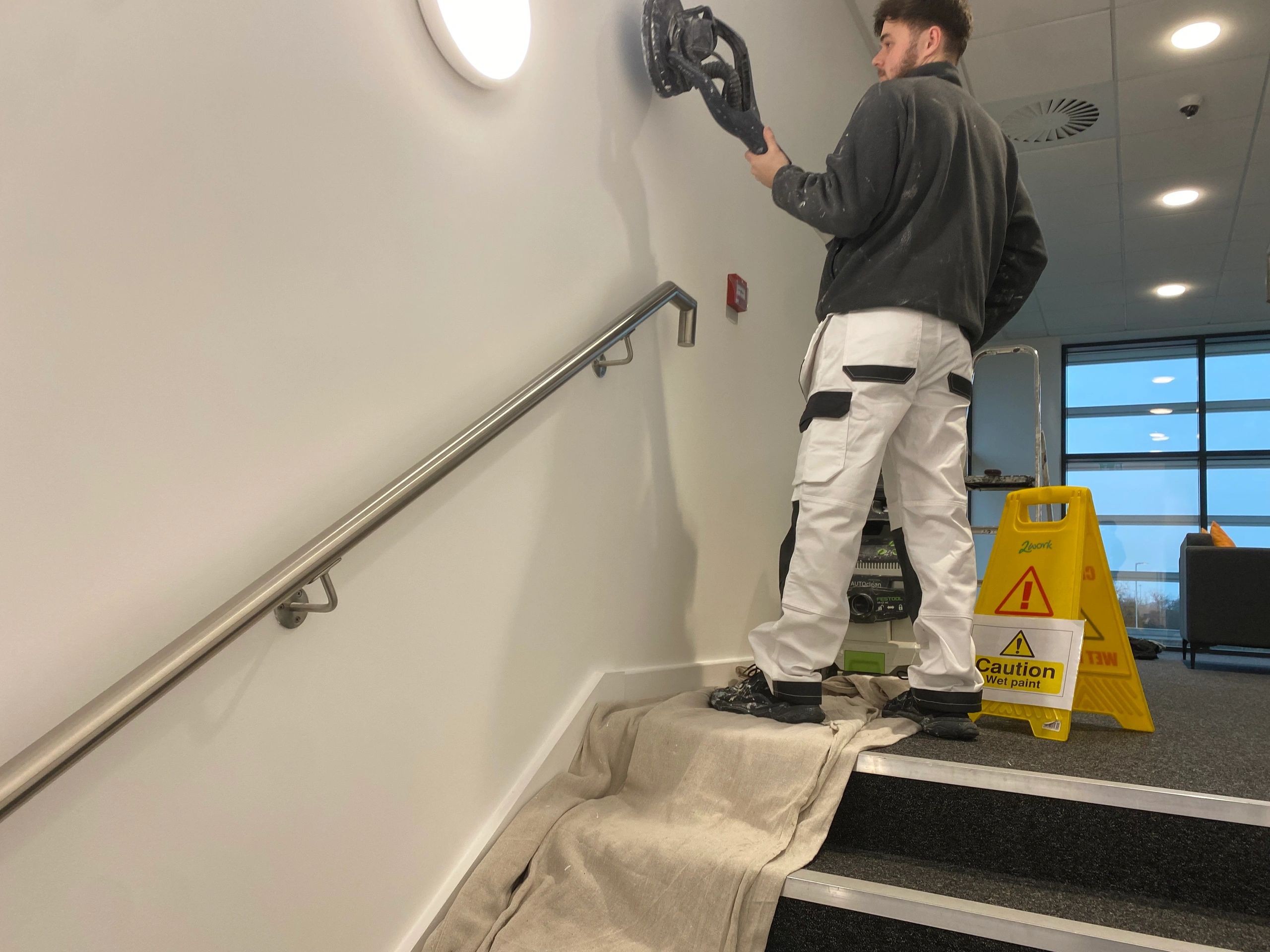 Painter and decorator with dust-free sanding equipment