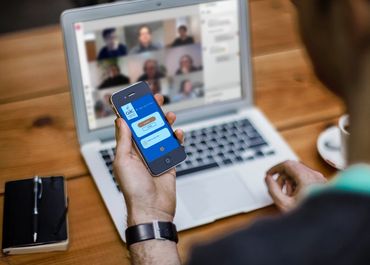 Evento in modalità remota. I partecipanti seguono la traduzione simultanea a casa sul proprio device