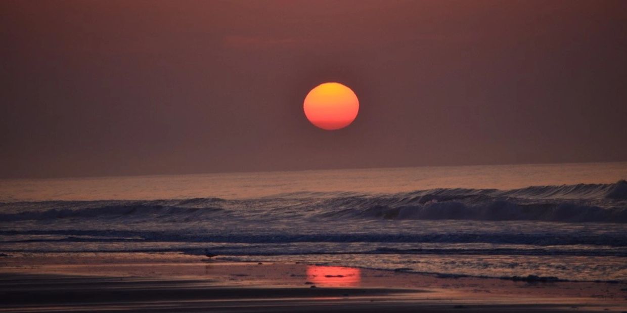 Kahla Nelson
Moonrise over the ocean with waves.