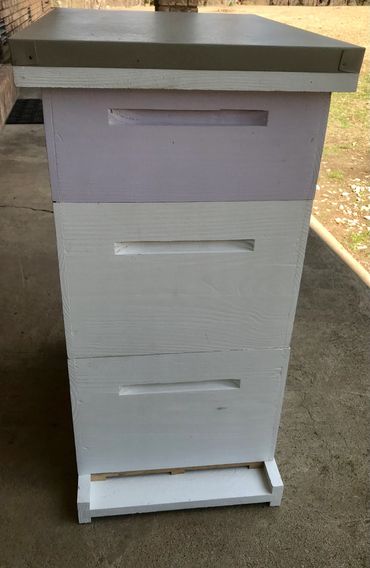 8 FRAME PAINTED COMPLETE HIVE 
• 2 Deep Hive Bodies
• 1 Medium Honey Super w/Frames and Extra 
     