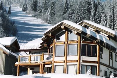 True ski in ski out! Blazer & Connector run funnel to back yard! Ski to main lifts. Outdoor hot tub.
