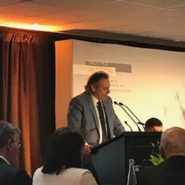 BUCKMINDSET owner Steven Buck giving a speach in front of an audience wearing suit and tie