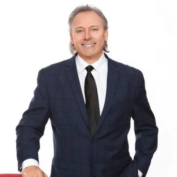 Official picture of BUCKMINDSET ownner Steven Buck waering suit and tie standing proudly