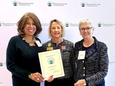 Redding Garden Club presidents Peggy Jorgensen and Randy Thomas accept the Civic Creativity Award